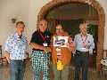 Gianfranco premia il suo navigatore con il Sindaco di Rivolied il Presidente di Benaco Auto Classiche